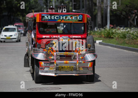 À compter de janvier 2018, le ministère des Transports (DOTr) dans les Philippines vont commencer à enlever les jeepneys qui sont au moins de 15 ans à partir de la rue dans le cadre du programme de modernisation des transports.Le programme de modernisation de la PUV cherche à éliminer les vieux et délabrés jeepneys et les remplacer par des systèmes de transport de haute qualité qui sont écologiques et ont une plus grande capacité. Banque D'Images