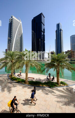 Vue sur l'horizon de jour moderne de bureau de grande hauteur et les immeubles à appartements à JLT, Jumeirah Lakes Towers Dubaï Émirats Arabes Unis Banque D'Images