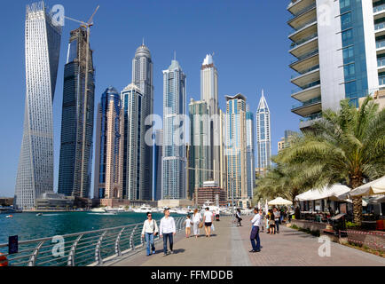 Toits de gratte-ciel et promenade au bord de l'eau dans la Marina de Dubaï Émirats Arabes Unis Banque D'Images