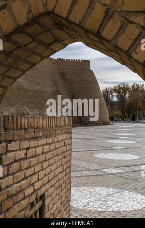 Les murs de la forteresse à partir de la place du Registan Banque D'Images