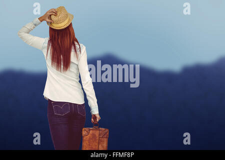 Libre de hipster woman holding suitcase Banque D'Images
