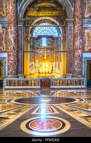 :ROME, ITALIE - Le 3 novembre 2015 : la Pietà de Michel-Ange dans la cathédrale Saint-Pierre. Plus de quatre millions de pèlerins et touristes vis Banque D'Images