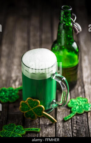 La bière verte pour St Patrick's Day Banque D'Images