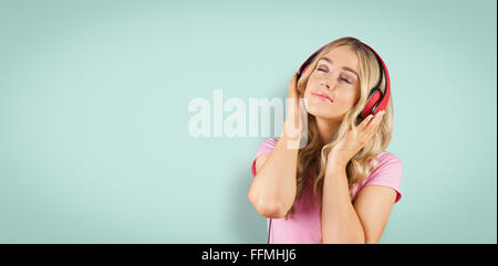 Image composite de jolie jeune femme avec un casque Banque D'Images