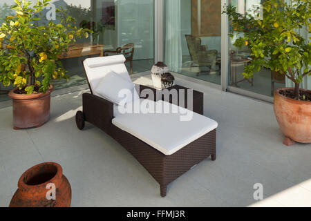 L'intérieur d'une maison moderne, une terrasse avec chaise longue Banque D'Images