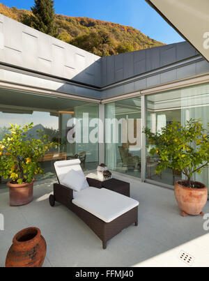 L'intérieur d'une maison moderne, une terrasse avec chaise longue Banque D'Images