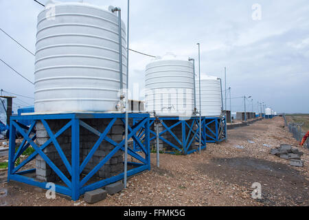 Les réfugiés à aller chercher de l'eau dans un camp de réfugiés dans le Nord de l'Iraq Banque D'Images