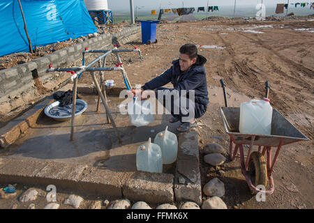 Les réfugiés à aller chercher de l'eau dans un camp de réfugiés dans le Nord de l'Iraq Banque D'Images