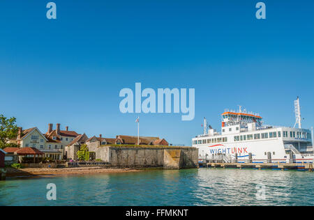 Château de Yarmouth à côté du terminal de ferry de Wightlink, île de Wight, Angleterre du Sud Banque D'Images