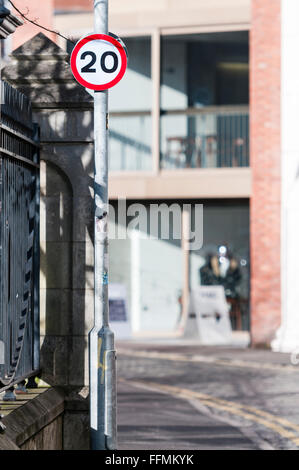 Vingt milles à l'heure limite de vitesse signer rappel sur un lampost dans une rue du centre-ville. Banque D'Images