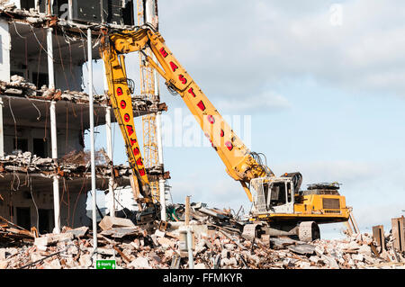 Élevée portée pelle en utilisés pour démolir un bâtiment. Banque D'Images