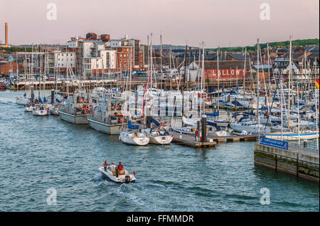 Vue sur le port de plaisance de Cowes à l'île de Wight, Angleterre du Sud Banque D'Images