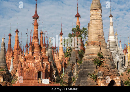 La pagode Shwe Inn Thein, effondrement des temples bouddhistes dans Inthein (Indein), la Birmanie (Myanmar) Banque D'Images