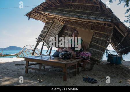 Phuket, Rawai Beach, Thaïlande. 14Th Feb 2016. Gitans de la mer d'une maison endommagée par l'attaque violente a éclaté dans la matinée du 27 janvier 2016 sur la plage de Rawai dans le Chao Lay Village indigène (gitans de la mer), au moins 100 hommes ont été vus à travers une vidéo avec de coups de bâtons de bois, les coups de poing et de gitans de la mer sur une 33 rai (environ 5 hectares) de terres, au moins plus de 30 Gitans de la mer ont été blessés et certains équipements de pêche ont été détruits ainsi que des maisons. Le pays est administré par 'Baron World Trade Ltd." comme ils prétendent qu'ils obtenu légalement le titre de propriété de la terre pour construire une lu Banque D'Images