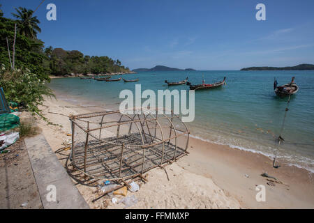 Phuket, Rawai Beach, Thaïlande. 14Th Feb 2016. Gitans de la mer l'équipement de pêche le long de la plage de Rawai comme résident la lutte contre l'expulsion par un propriétaire qui les accusaient d'empiétement. Attaque violente a éclaté dans la matinée du 27 janvier 2016 sur la plage de Rawai dans le Chao Lay Village indigène (gitans de la mer), au moins 100 hommes ont été vus à travers une vidéo avec de coups de bâtons de bois, les coups de poing et de gitans de la mer sur une 33 rai (environ 5 hectares) de terres, au moins plus de 30 Gitans de la mer ont été blessés et certains équipements de pêche ont été détruits ainsi que des maisons. Le pays est administré par 'Baro Banque D'Images