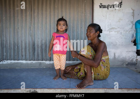 Phuket, Rawai Beach, Thaïlande. 14Th Feb 2016. Les gitans de la mer sont illustrés à l'intérieur de leur village qu'ils lutter contre l'expulsion par un propriétaire qui les accusaient d'empiétement. Attaque violente a éclaté dans la matinée du 27 janvier 2016 sur la plage de Rawai dans le Chao Lay Village indigène (gitans de la mer), au moins 100 hommes ont été vus à travers une vidéo avec de coups de bâtons de bois, les coups de poing et de gitans de la mer sur une 33 rai (environ 5 hectares) de terres, au moins plus de 30 Gitans de la mer ont été blessés et certains équipements de pêche ont été détruits ainsi que des maisons. Le pays est administré par 'Bar Banque D'Images