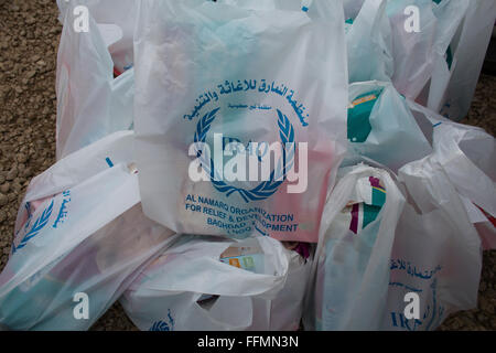 Distribution générale par une ONG musulmane aux réfugiés en Ashdi, camp de réfugiés du nord de l'Iraq Banque D'Images