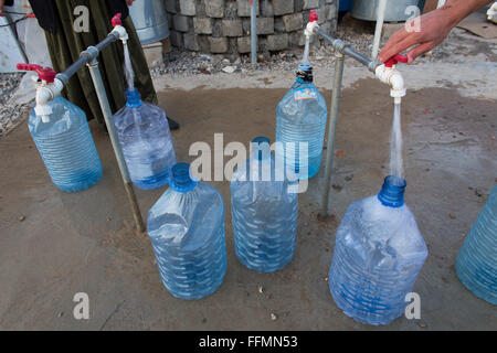 Les réfugiés à aller chercher de l'eau dans un camp de réfugiés dans le Nord de l'Iraq Banque D'Images
