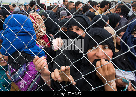 Distribution générale par une ONG musulmane aux réfugiés en Ashdi, camp de réfugiés du nord de l'Iraq Banque D'Images