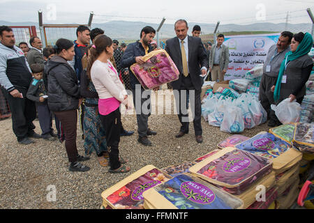 Distribution générale par une ONG musulmane aux réfugiés en Ashdi, camp de réfugiés du nord de l'Iraq Banque D'Images