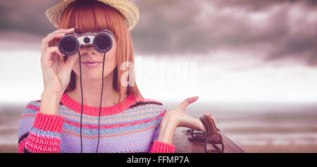 Portrait of woman looking through binoculars hipster Banque D'Images