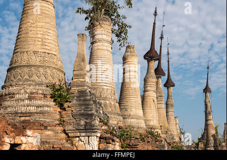 Shwe Inn Thein Paya, l'effritement stupas bouddhistes dans le village de Inthein (Indein), l'État Shan, en Birmanie (Myanmar) Banque D'Images