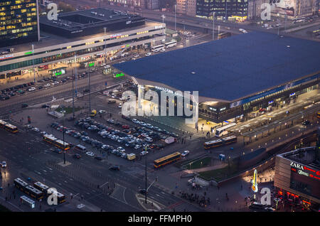 Vue aérienne du Palais de la Culture et de la science avec la Warszawa Centralna - gare centrale de Varsovie, Pologne Banque D'Images