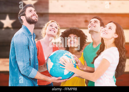 Image composite de jeunes gens d'affaires créatifs avec un globe Banque D'Images