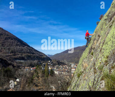 Rock climber en rouge l'escalade sur falaise Banque D'Images