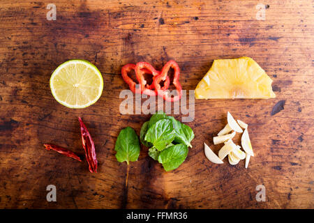 Différents types de fruits et légumes mis sur table. Banque D'Images