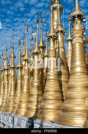 Les stupas d'or de la pagode Shwe Inn Thein près de Inthein (Indein), l'État Shan, en Birmanie (Myanmar) Banque D'Images