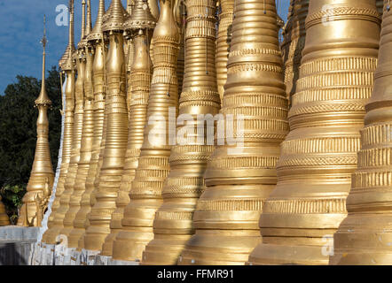 Les stupas d'or de la pagode Shwe Inn Thein près de Inthein (Indein), l'État Shan, en Birmanie (Myanmar) Banque D'Images