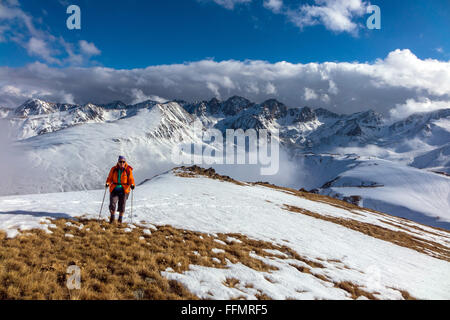 Randonneur walker femelle dans les montagnes des Pyrénées dans les nuages Banque D'Images