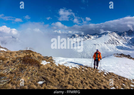 Randonneur walker femelle dans les montagnes des Pyrénées dans les nuages Banque D'Images
