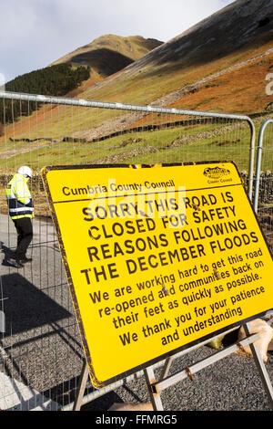 Storm Desmond fait des ravages à travers Cumbria avec des inondations et la destruction. L'A591, la route principale entre Ambleside et Keswick était coupé en deux, comme une grande partie de la route ont été emportés. Il est susceptible d'être de six mois au moins avant la route est ouverte. Vous pouvez voir des débris dans l'arrière-plan d'un des nombreux glissements de terrain, d'où le super terrain cédé. saturé Banque D'Images