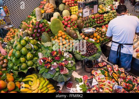 Fruits en vente au Mercat de Sant Josep de la Boqueria - marché public, célèbre quartier de Ciutat Vella, Barcelone, Espagne Banque D'Images