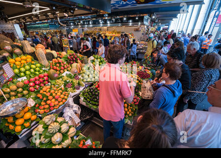 Fruits en vente au Mercat de Sant Josep de la Boqueria - marché public, célèbre quartier de Ciutat Vella, Barcelone, Espagne Banque D'Images