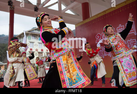 Ya'an, la province chinoise du Sichuan. 16 Février, 2016. Les gens de l'ethnie tibétaine exécuter une danse pendant le Festival Shangjiu dans le comté de Baoxing, dans le sud-ouest de la province chinoise du Sichuan, 16 février 2016. Les résidents du groupe ethnique tibétain dans le mardi Baoxing effectuée dragon et des danses de lion pour célébrer le Festival annuel Shangjiu, qui tombe le 9e jour du Nouvel An Chinois, pour exprimer le respect au ciel. Credit : Jiang Hongjing/Xinhua/Alamy Live News Banque D'Images