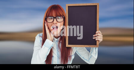 Portrait of woman holding hipster tableau noir Banque D'Images