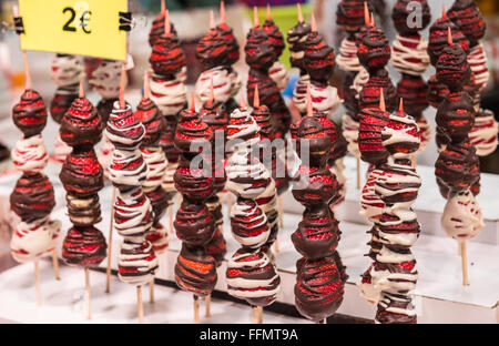 Fraises au chocolat pour vendre au Mercat de Sant Josep de la Boqueria - célèbre marché public à Barcelone, Espagne Banque D'Images