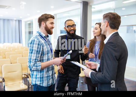 Groop multiethnique inspiré de l'article jeunes et de discuter de nouveau projet dans la salle de conférence Banque D'Images