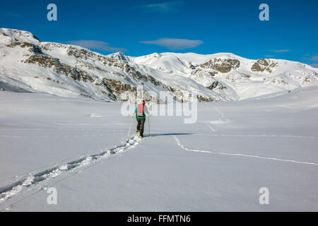Figure féminine de raquette en Andorre montagnes couvertes de neige Banque D'Images