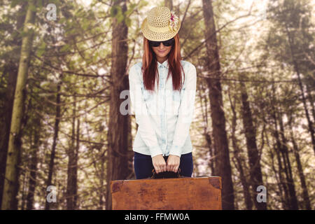 Portrait d'une femme hippie holding suitcase Banque D'Images