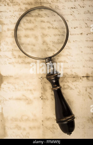 Vintage loupe sur vieux fond lettre Banque D'Images