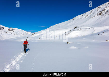Figure féminine de raquette en Andorre montagnes couvertes de neige Banque D'Images