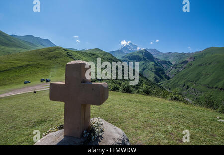 5047 m Mont Kazbek (Kazbegis Khokh Mkinvartsveri) en éventail dans les montagnes du Caucase, la Géorgie Banque D'Images