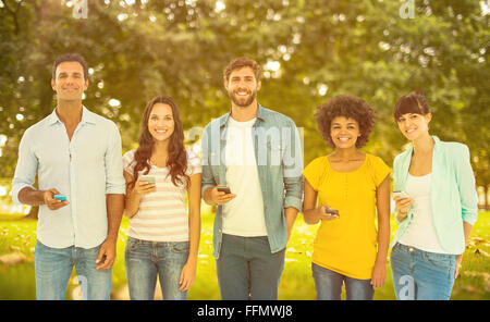 Image composite de collègues créatifs avec les smartphones Banque D'Images