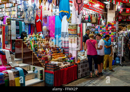 Les touristes Shopping dans le Souk de Muttrah (Al) Dhalam, Muttrah, Muscat, Sultanat d'Oman Banque D'Images