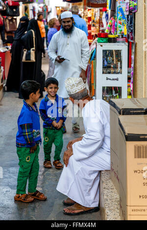 La vie de famille dans le Souk de Muttrah (Al) Dhalam, Muscat, Sultanat d'Oman Banque D'Images