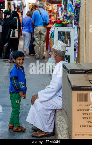 La vie de famille dans le Souk de Muttrah (Al) Dhalam, Muscat, Sultanat d'Oman Banque D'Images